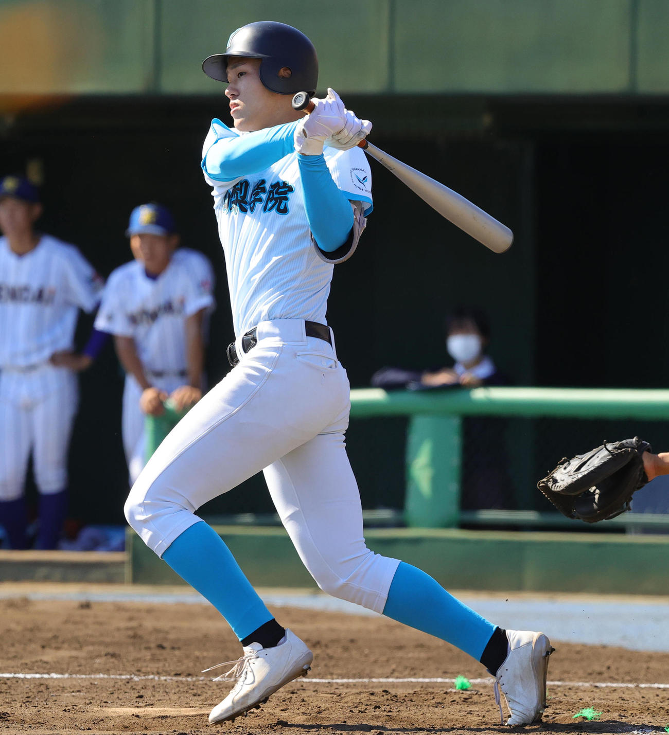 高崎健康福祉大高崎対山梨学院　3回裏山梨学院1死一、二塁、左適時二塁打を放つ徳弘（撮影・野上伸悟）