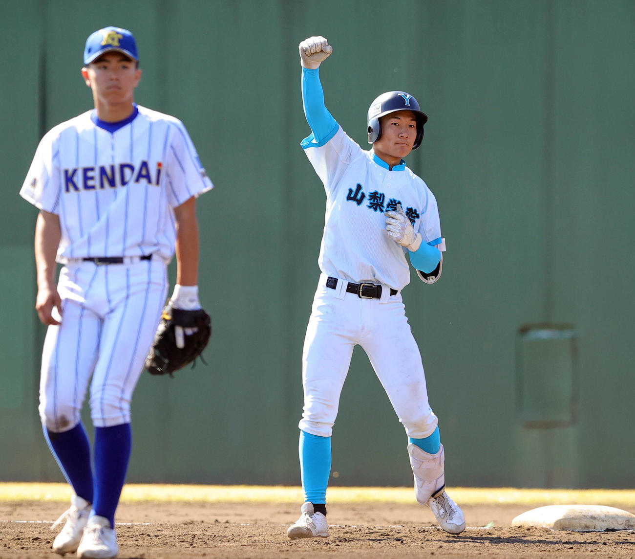高崎健康福祉大高崎対山梨学院　3回裏山梨学院1死二塁、右前先制適時打を放ち喜ぶ進藤（撮影・野上伸悟）