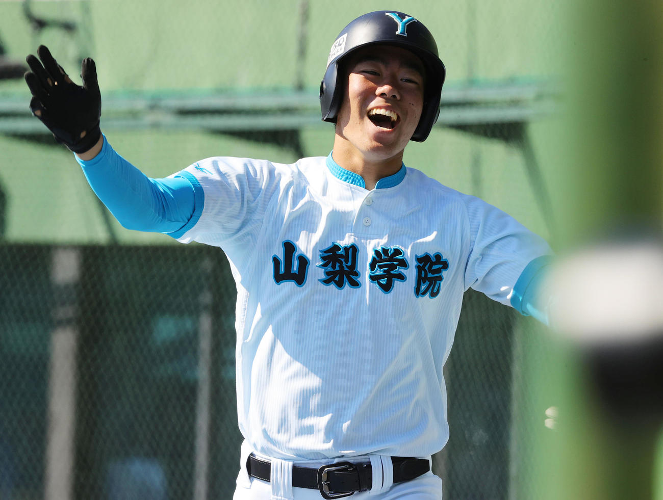 高崎健康福祉大高崎対山梨学院　3回裏山梨学院1死一、二塁、徳弘の左適時二塁打で生還し喜ぶ佐仲（撮影・野上伸悟）