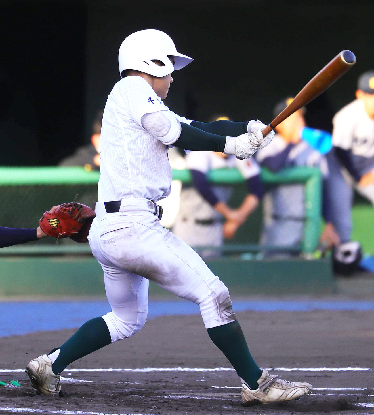 専大松戸対慶応　10回表専大松戸2死一、三塁、左中間2点適時二塁打を放つ上迫田（撮影・野上伸悟）