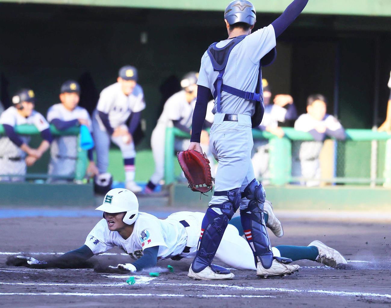 専大松戸対慶応　10回表専大松戸2死一、三塁、上迫田の左中間2点適時二塁打で生還する太田（撮影・野上伸悟）