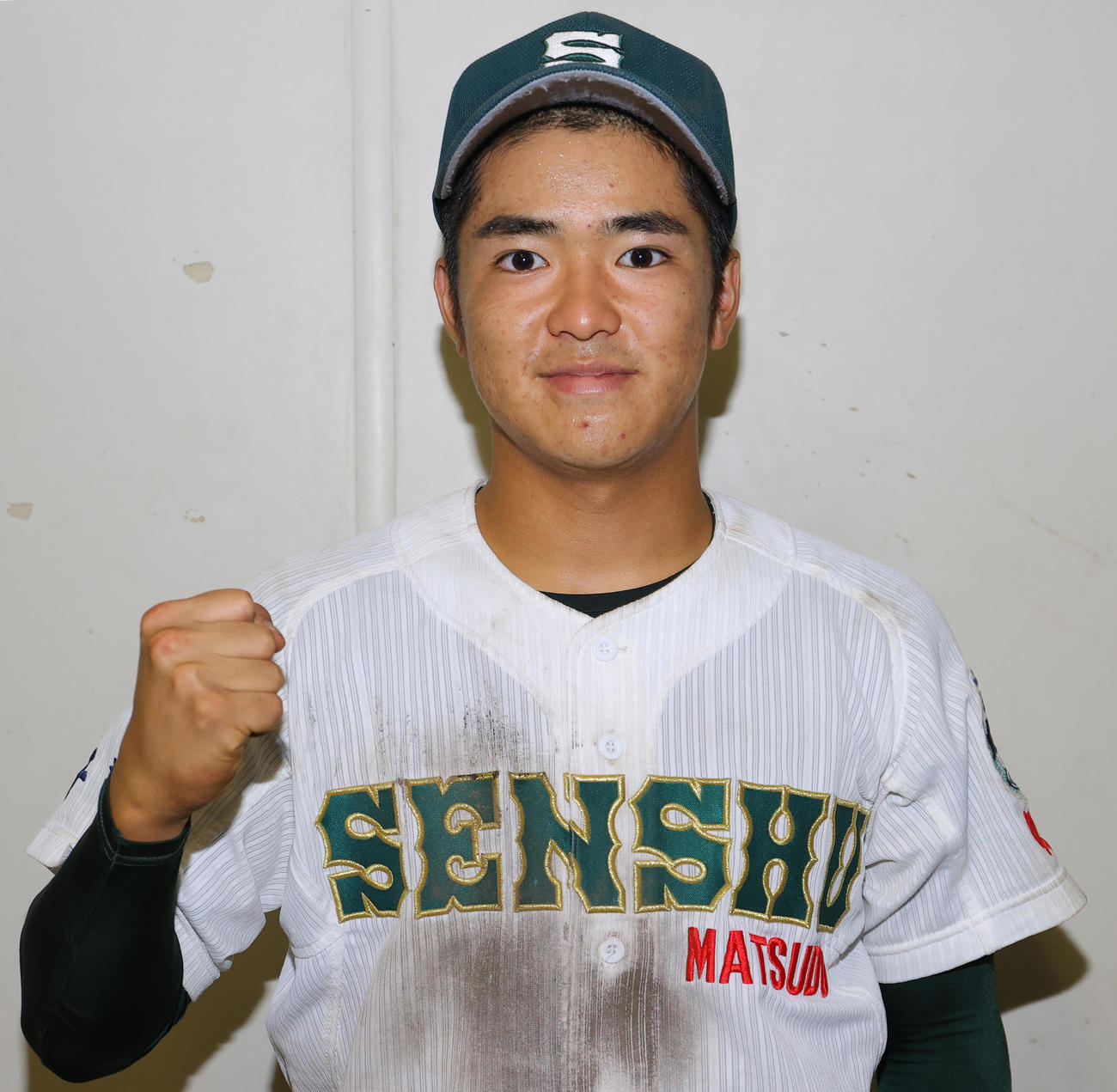 専大松戸対慶応　決勝打の専大松戸・上迫田優介は笑顔でガッツポーズ（撮影・野上伸悟）