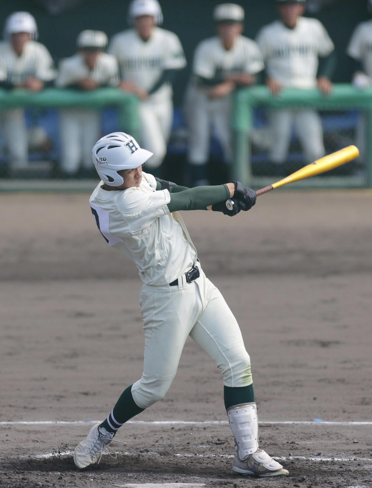 履正社対報徳学園　3回裏報徳学園1死三塁、左中間へ2点本塁打を放つ石野（撮影・前田充）