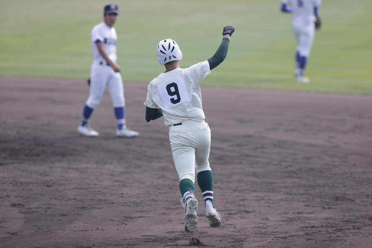 履正社対報徳学園　3回裏報徳学園1死三塁、左中間へ2点本塁打を放ちガッツポーズする石野（撮影・前田充）