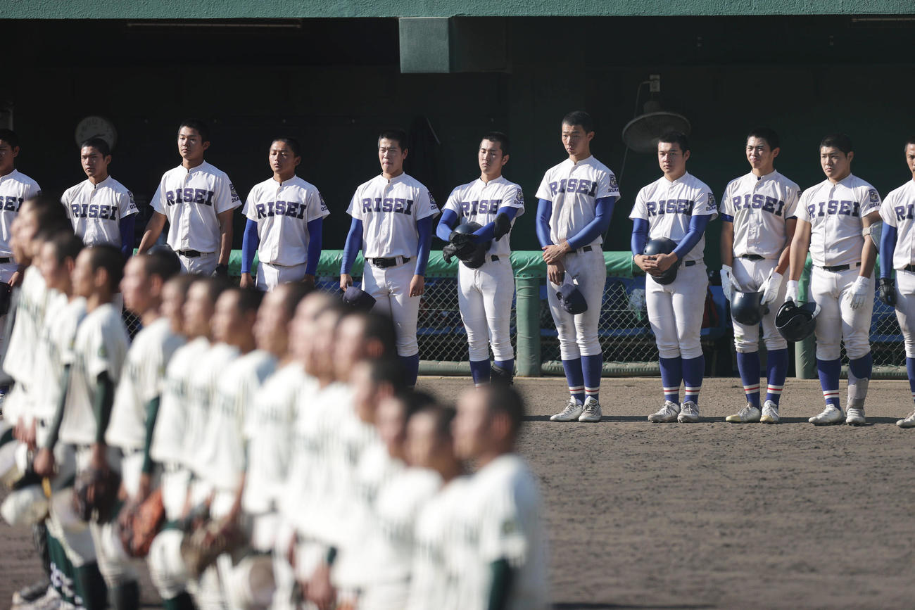 履正社対報徳学園　報徳学園に敗れ悔しそうに整列する履正社ナイン（撮影・前田充）