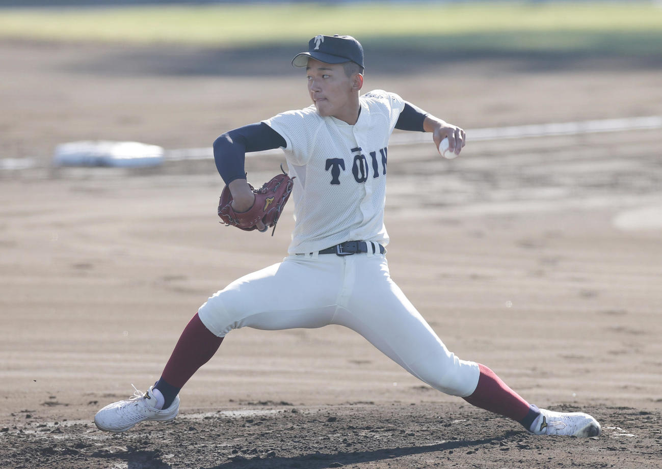 大阪桐蔭対彦根総合　力投する大阪桐蔭先発の前田（撮影・前田充）