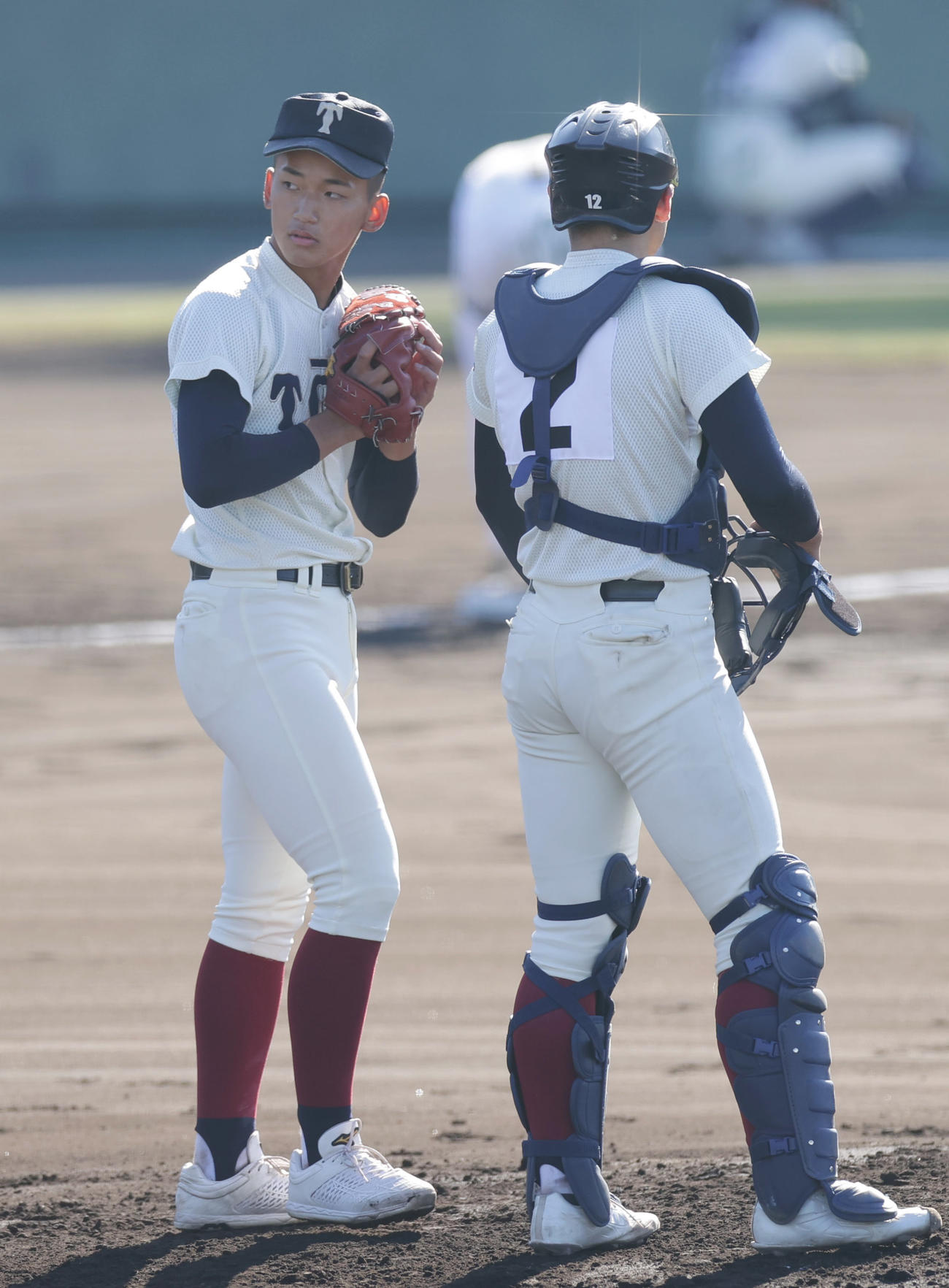 大阪桐蔭対彦根総合　1回裏彦根総合2死満塁、森田に勝ち越しを許す押し出し四球を与え、厳しい表情を見せる前田（左）（撮影・前田充）
