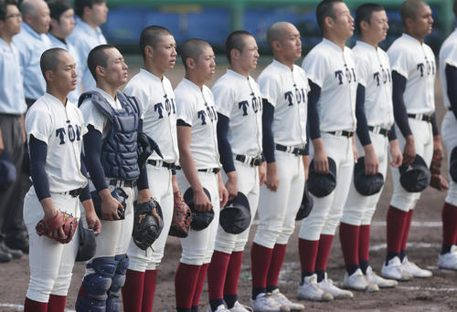 大阪桐蔭対彦根総合　彦根総合に勝利し校歌を斉唱する大阪桐蔭ナイン（撮影・前田充）