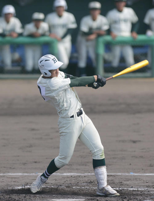 履正社対報徳学園　3回裏報徳学園1死三塁、左中間へ2点本塁打を放つ石野（撮影・前田充）