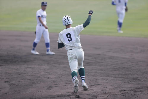 履正社対報徳学園　3回裏報徳学園1死三塁、左中間へ2点本塁打を放ちガッツポーズする石野（撮影・前田充）