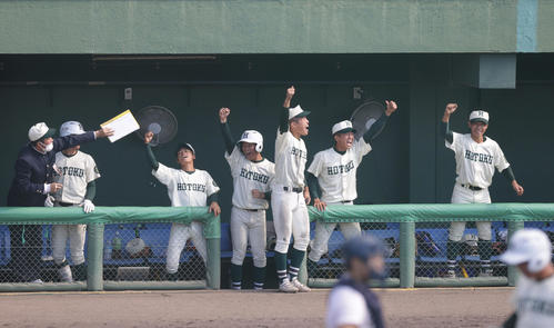 履正社対報徳学園　3回裏報徳学園1死三塁、石野が2点本塁打を放ち、ベンチで喜ぶ報徳学園ナイン（撮影・前田充）