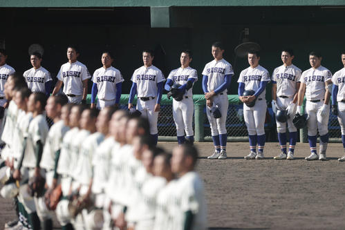 履正社対報徳学園　報徳学園に敗れ悔しそうに整列する履正社ナイン（撮影・前田充）