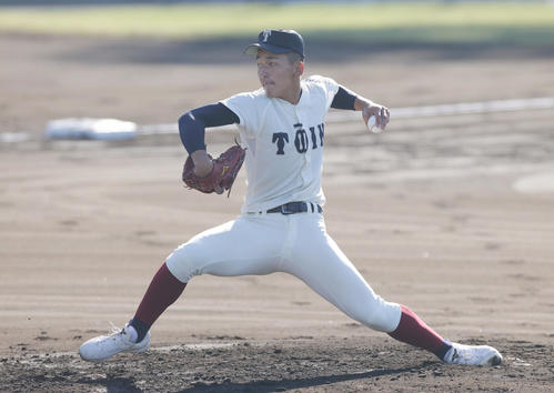 大阪桐蔭対彦根総合　力投する大阪桐蔭先発の前田（撮影・前田充）