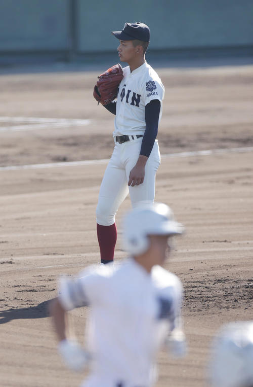 大阪桐蔭対彦根総合　1回裏彦根総合2死満塁、森田（手前）に勝ち越しを許す押し出し四球を与える前田（撮影・前田充）