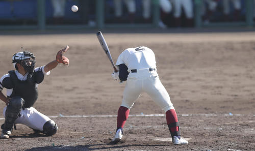大阪桐蔭対彦根総合　4回表大阪桐蔭2死満塁、勝ち越しとなる押し出し死球を受ける南川（撮影・前田充）