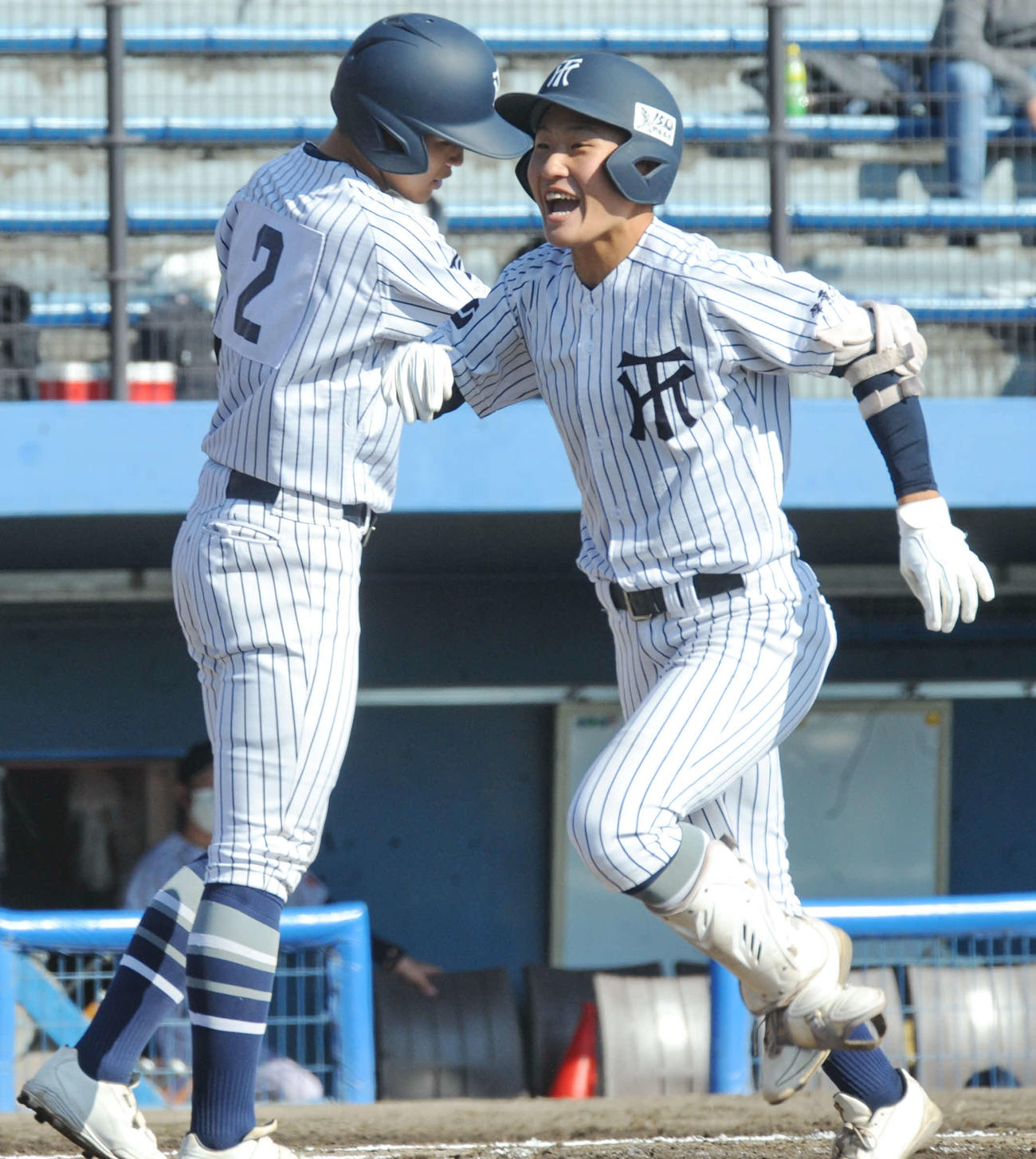 初回に左越えソロ本塁打を放ち、笑顔でベンチに向かう常葉大菊川の岩崎（右）　　　