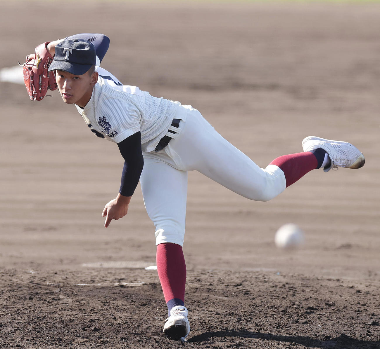 大阪桐蔭対彦根総合　力投する大阪桐蔭先発の前田（撮影・前田充）