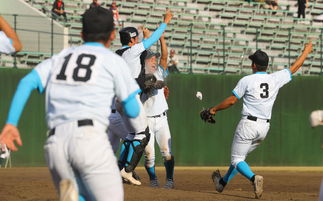 山梨学院対専大松戸　優勝し喜び合う奥左から佐仲、星野ら山梨学院の選手たち（撮影・野上伸悟）