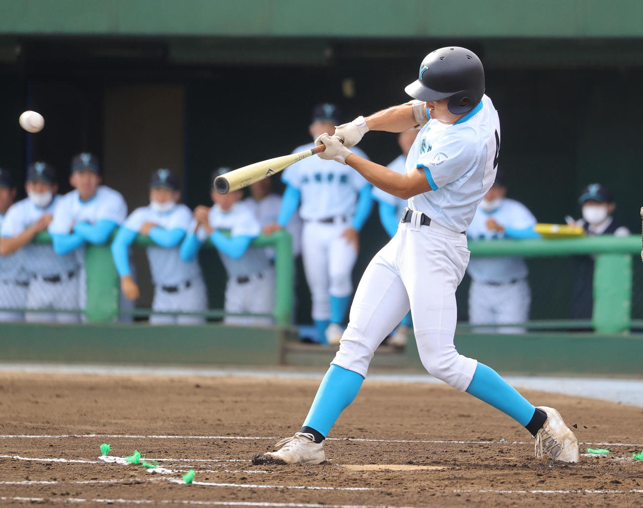 山梨学院対専大松戸　2回表山梨学院1死三塁、先制中犠飛を放つ大森（撮影・野上伸悟）