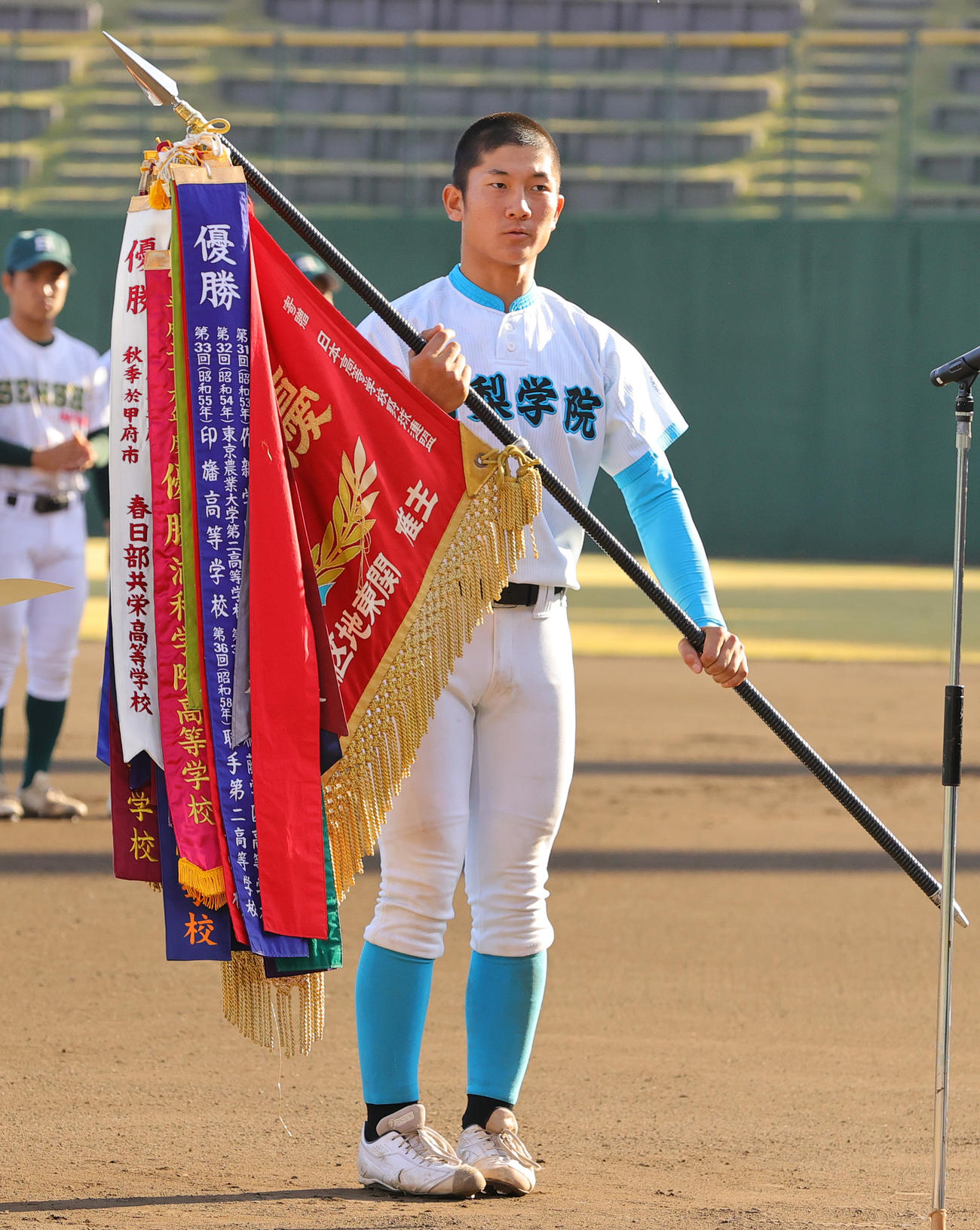 山梨学院対専大松戸　優勝旗を手にする山梨学院・進藤主将（撮影・野上伸悟）