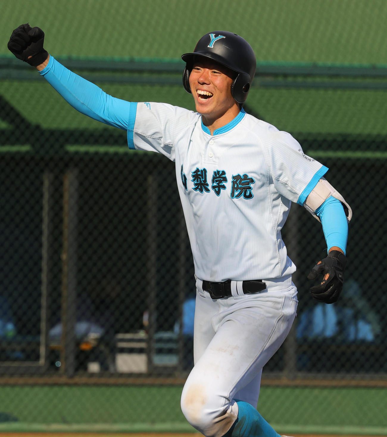 山梨学院対専大松戸　8回表山梨学院2死一、二塁、左越え3点本塁打を放ち喜ぶ佐仲（撮影・野上伸悟）