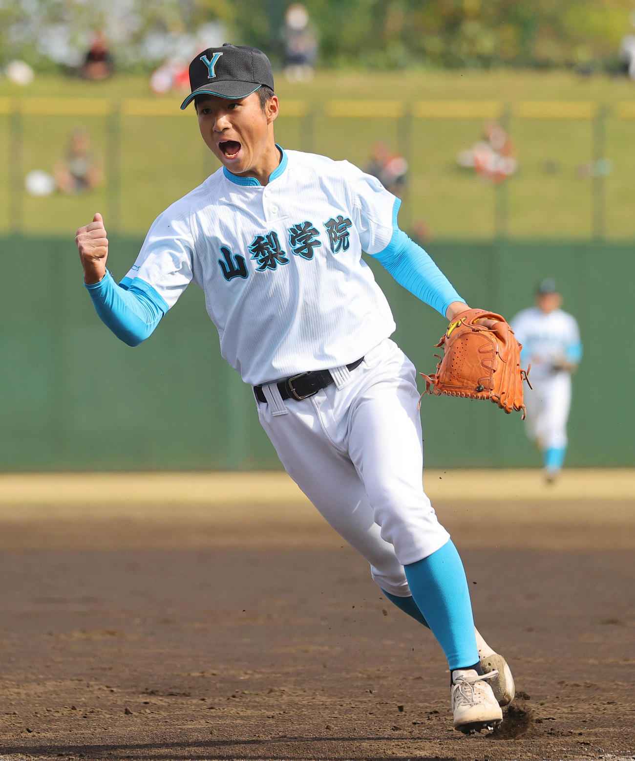 山梨学院対専大松戸　3回裏まで無安打に抑えガッツポーズの林（撮影・野上伸悟）