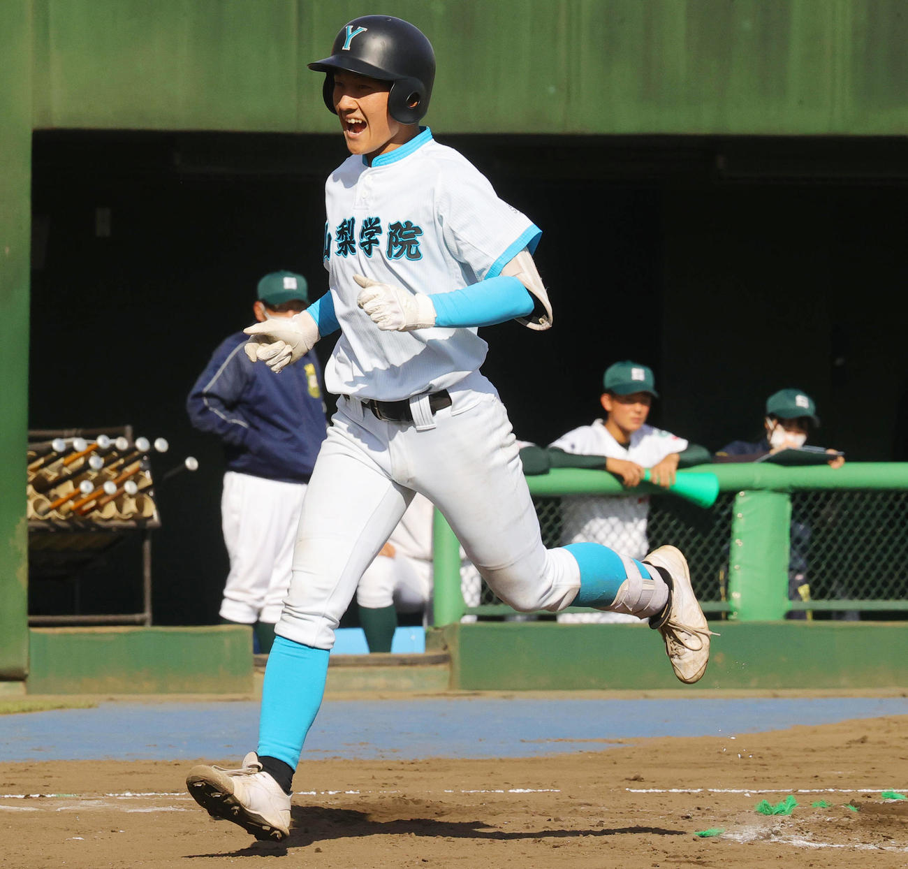 山梨学院対専大松戸　7回表山梨学院1死、左越え本塁打を放ち喜ぶ進藤（撮影・野上伸悟）
