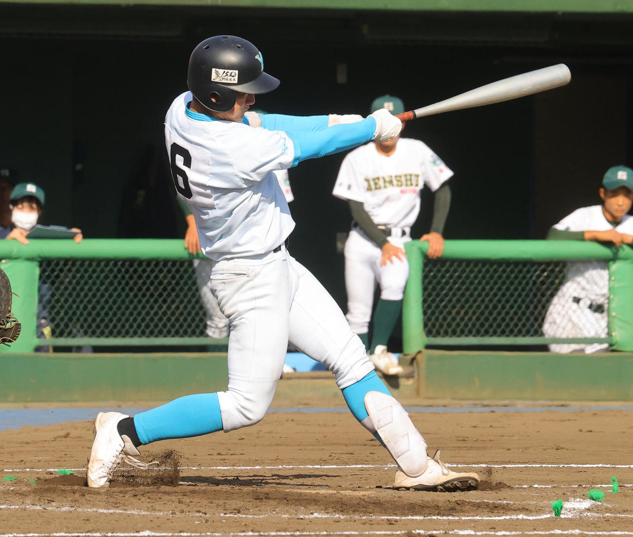 山梨学院対専大松戸　7回表山梨学院1死、左越え本塁打を放つ進藤（撮影・野上伸悟）