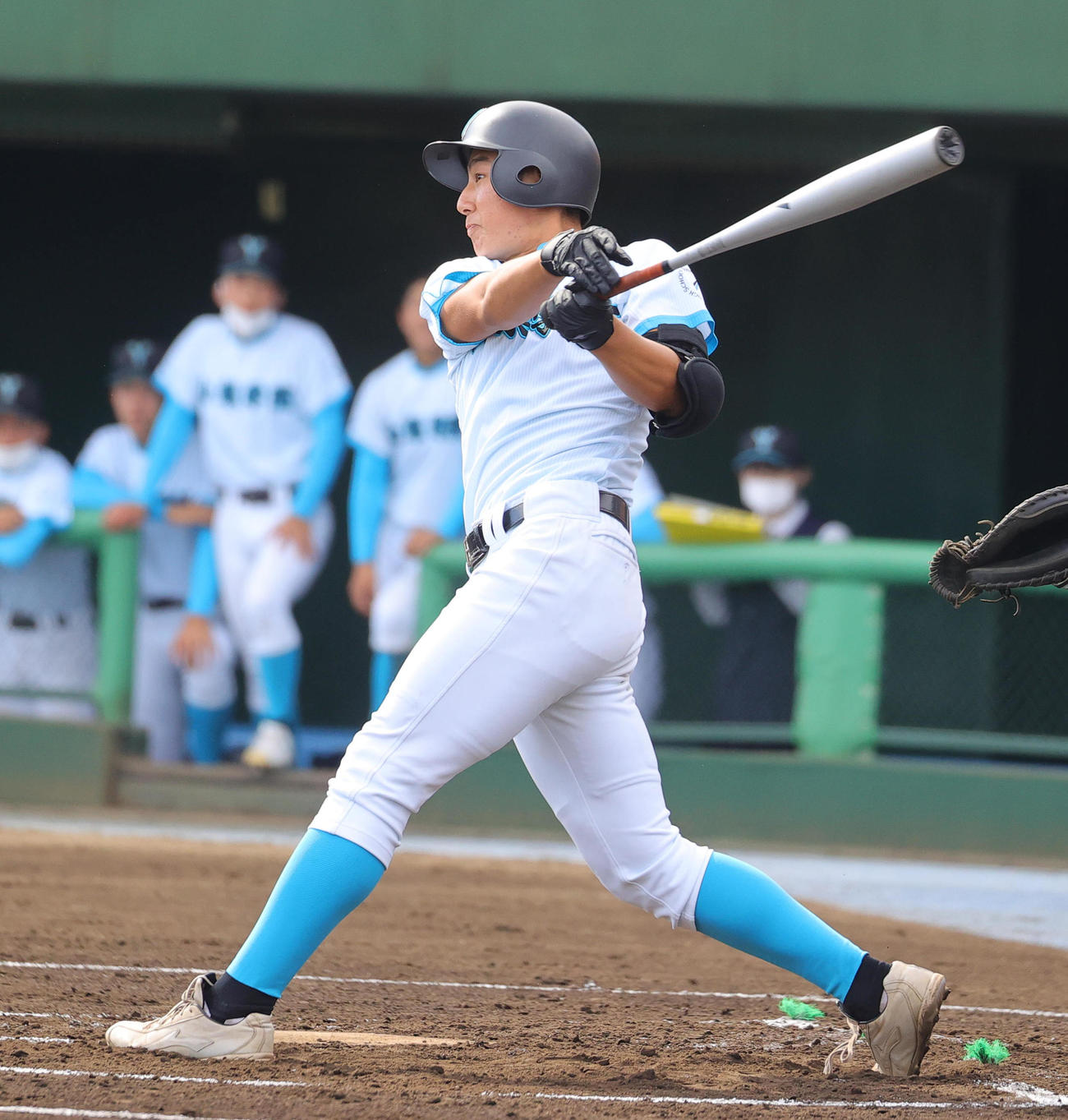 山梨学院対専大松戸　2回表山梨学院無死、左二塁打を放つ高橋（撮影・野上伸悟）