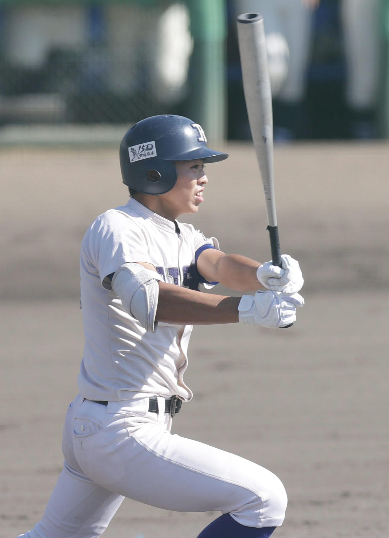 履正社対報徳学園　2回表履正社1死満塁、同点となる右犠飛を放つ西（撮影・前田充）
