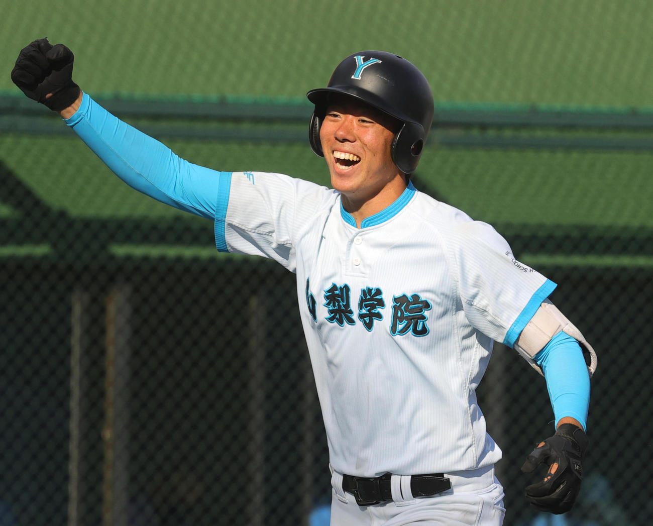 9回表山梨学院2死一、二塁、左越え3点本塁打を放ち喜ぶ佐仲（撮影・野上伸悟）