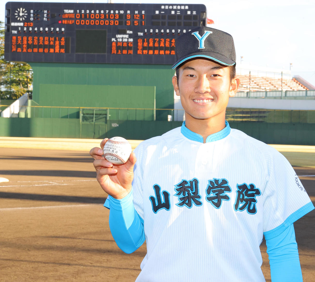 山梨学院対専大松戸　本塁打の記念球を手に笑顔の山梨学院・進藤主将（撮影・野上伸悟）