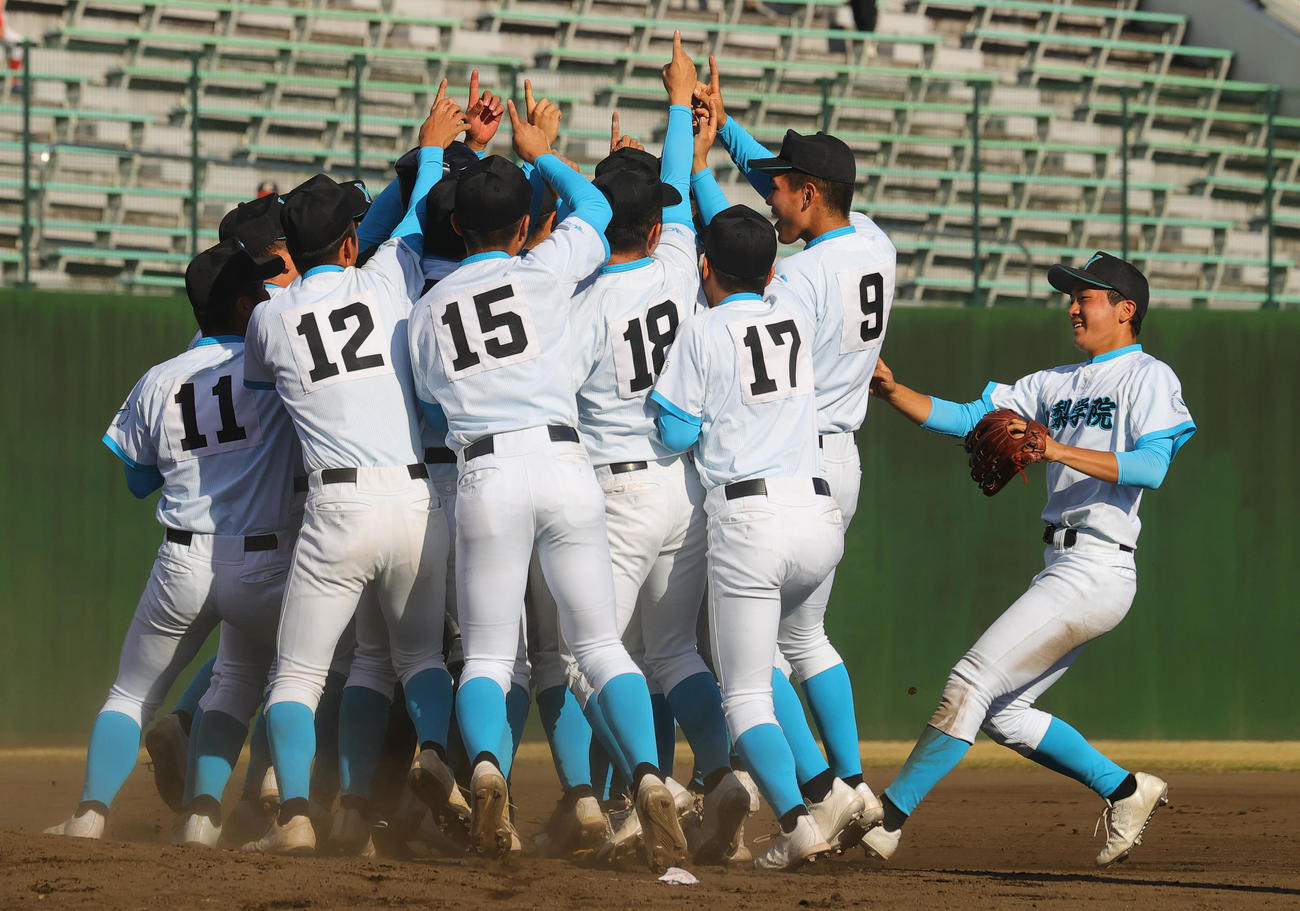 優勝し喜び合う山梨学院の選手たち（撮影・野上伸悟）