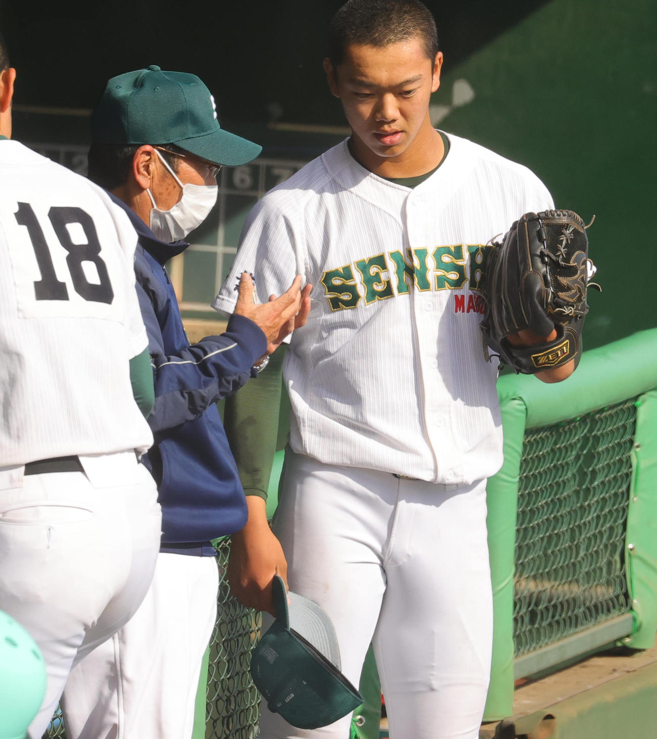 山梨学院対専大松戸　6回表の投球を終えた平野（右）に話をする専大松戸・持丸監督（撮影・野上伸悟）