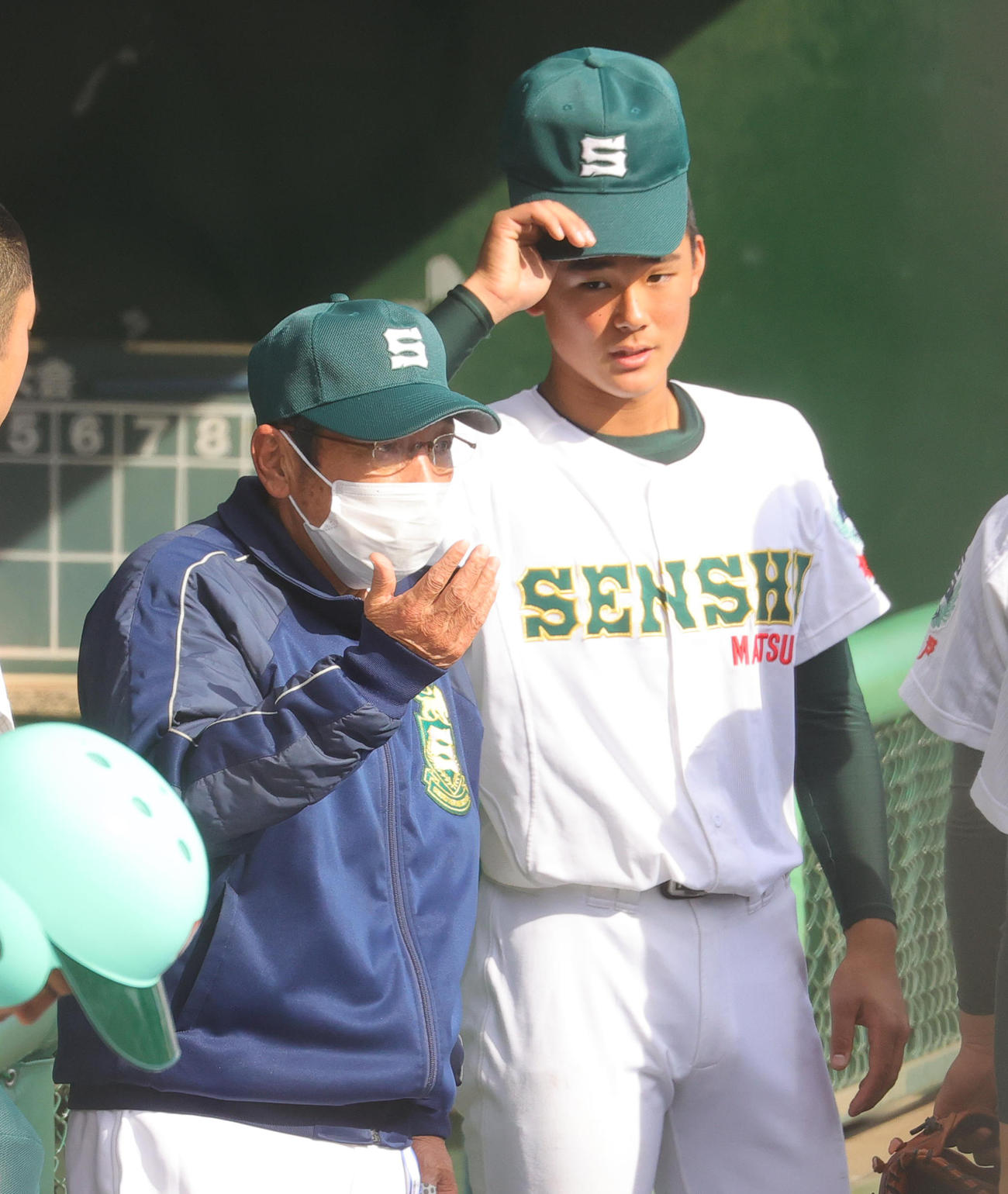 山梨学院対専大松戸　6回表を終え、平野大地（右）ら選手に話をする専大松戸・持丸監督（撮影・野上伸悟）