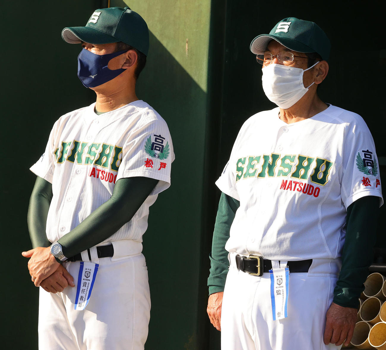 山梨学院対専大松戸　準優勝に終わり、ベンチ前に並ぶ専大松戸・持丸監督（右）と森岡部長（撮影・野上伸悟）