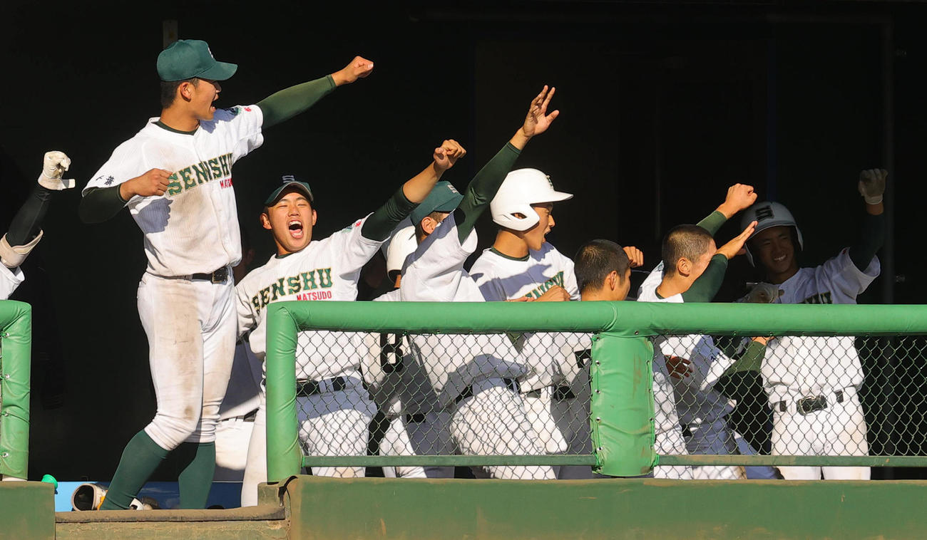 山梨学院対専大松戸　8回裏、得点に盛り上がる専大松戸ベンチ（撮影・野上伸悟）