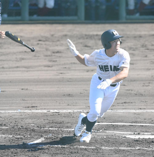 大阪桐蔭対龍谷大平安　1回裏　龍谷大平安・平中は右越え先制適時二塁打を放つ（撮影・滝沢美穂子）