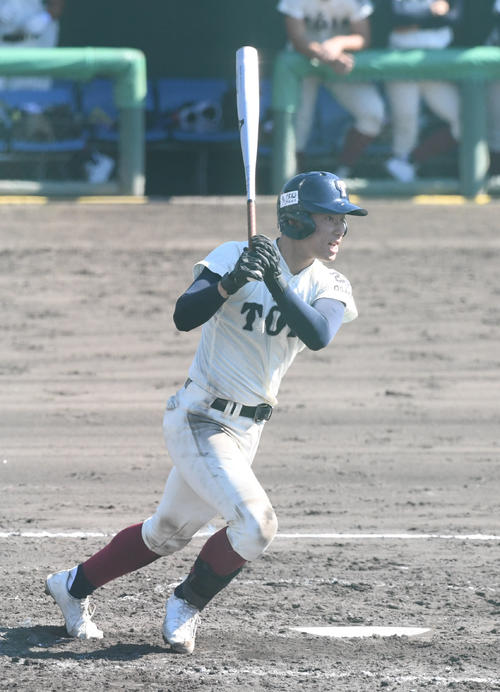 大阪桐蔭対龍谷大平安　3回表　大阪桐蔭・南川は右前適時打を放つ（撮影・滝沢美穂子）