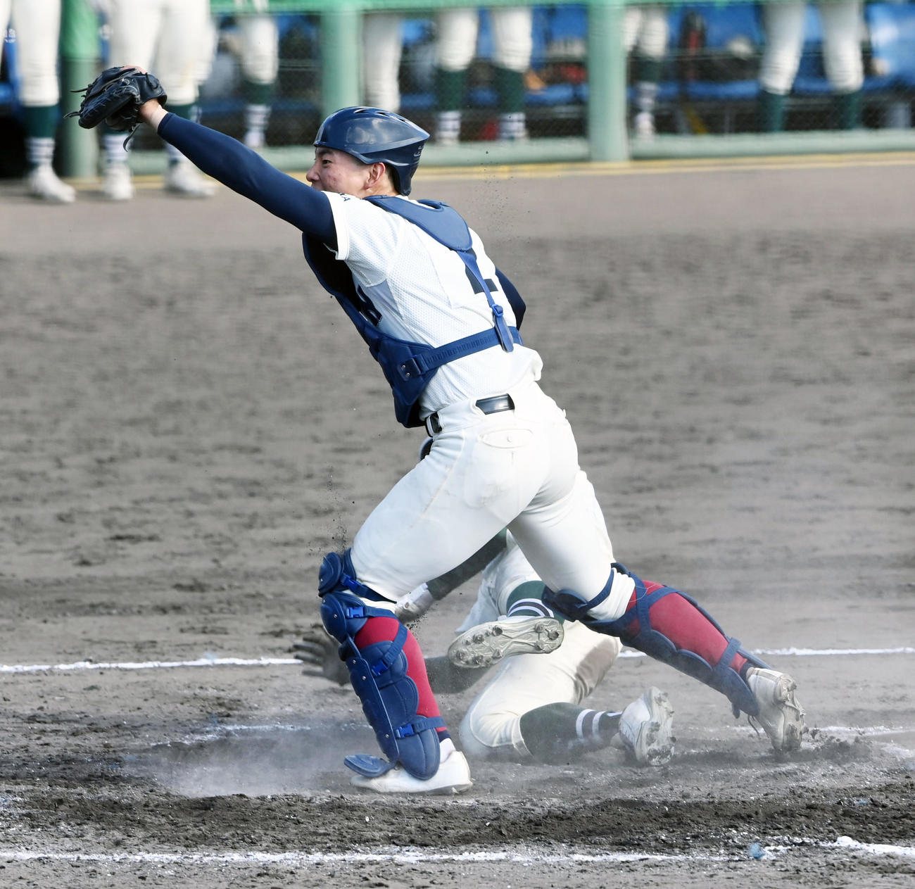 大阪桐蔭対報徳　9回表2死一塁、石野の三塁ゴロ失策の打球で本塁を狙った岩本聖冬生はタッチアウト。捕手南川（撮影・前岡正明）