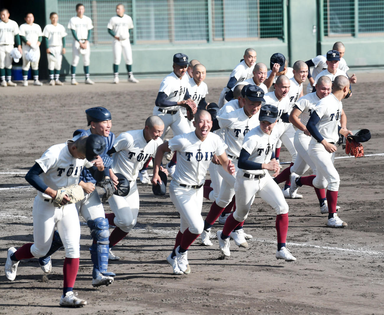 大阪桐蔭対報徳　近畿大会を制し笑顔であいさつに向かう大阪桐蔭ナイン（撮影・前岡正明）