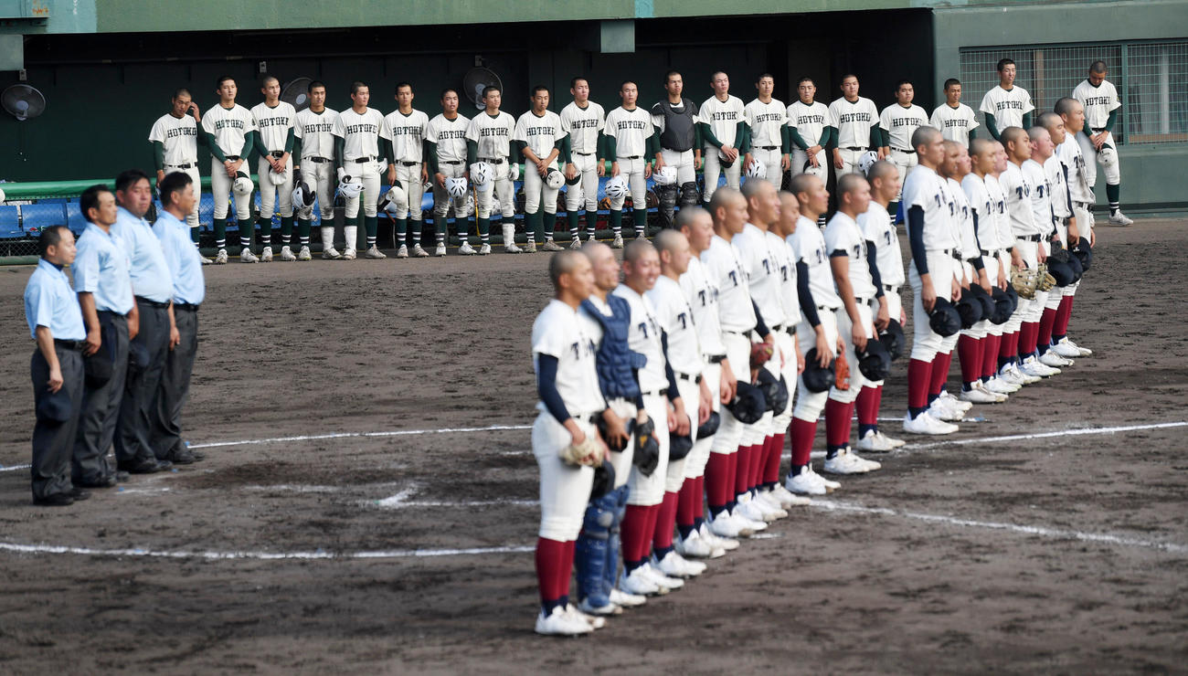 大阪桐蔭対報徳　大阪桐蔭に敗れがっくりする報徳ナイン（撮影・前岡正明）