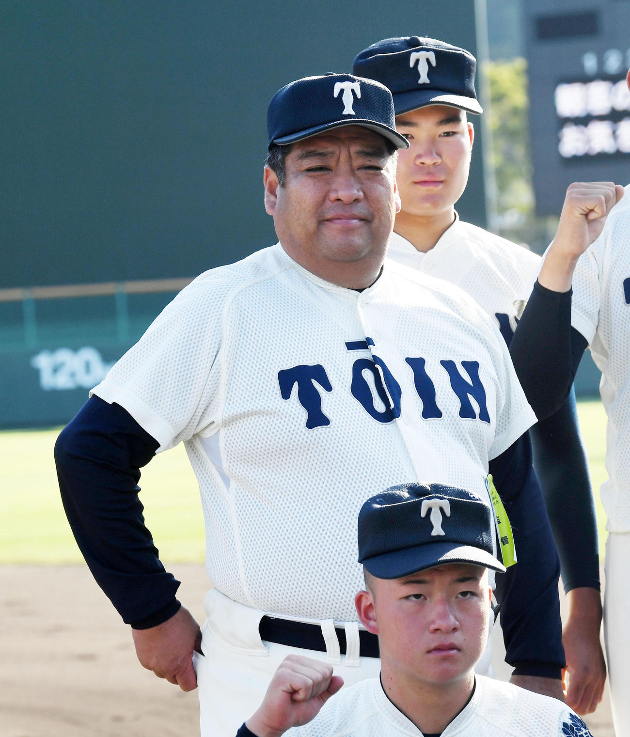 大阪桐蔭対報徳　記念撮影に納まる大阪桐蔭・西谷監督（撮影・前岡正明）