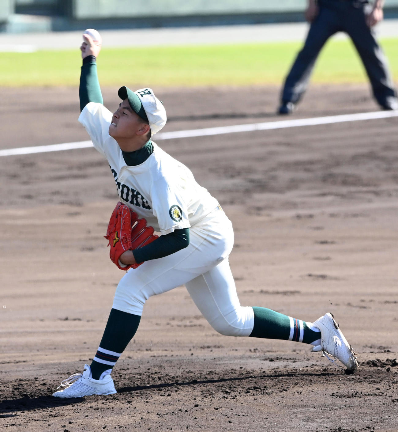 大阪桐蔭対報徳　報徳先発の間木（撮影・前岡正明）
