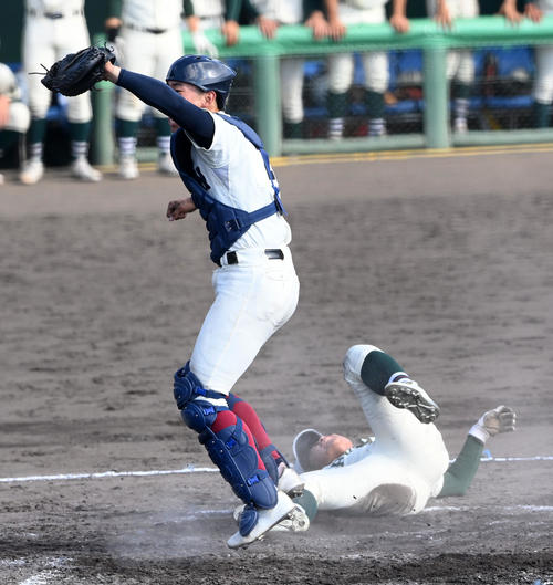 大阪桐蔭対報徳　9回表2死一塁、石野の三塁ゴロ失策の打球で本塁を狙った岩本聖冬生はタッチアウト。捕手南川（撮影・前岡正明）