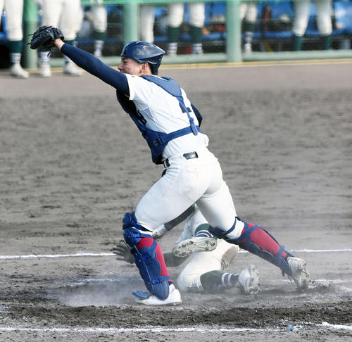大阪桐蔭対報徳　9回表2死一塁、石野の三塁ゴロ失策の打球で本塁を狙った岩本聖冬生はタッチアウト。捕手南川（撮影・前岡正明）