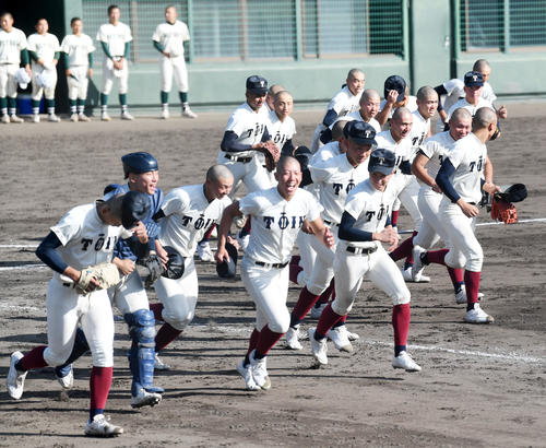 大阪桐蔭対報徳　近畿大会を制し笑顔であいさつに向かう大阪桐蔭ナイン（撮影・前岡正明）