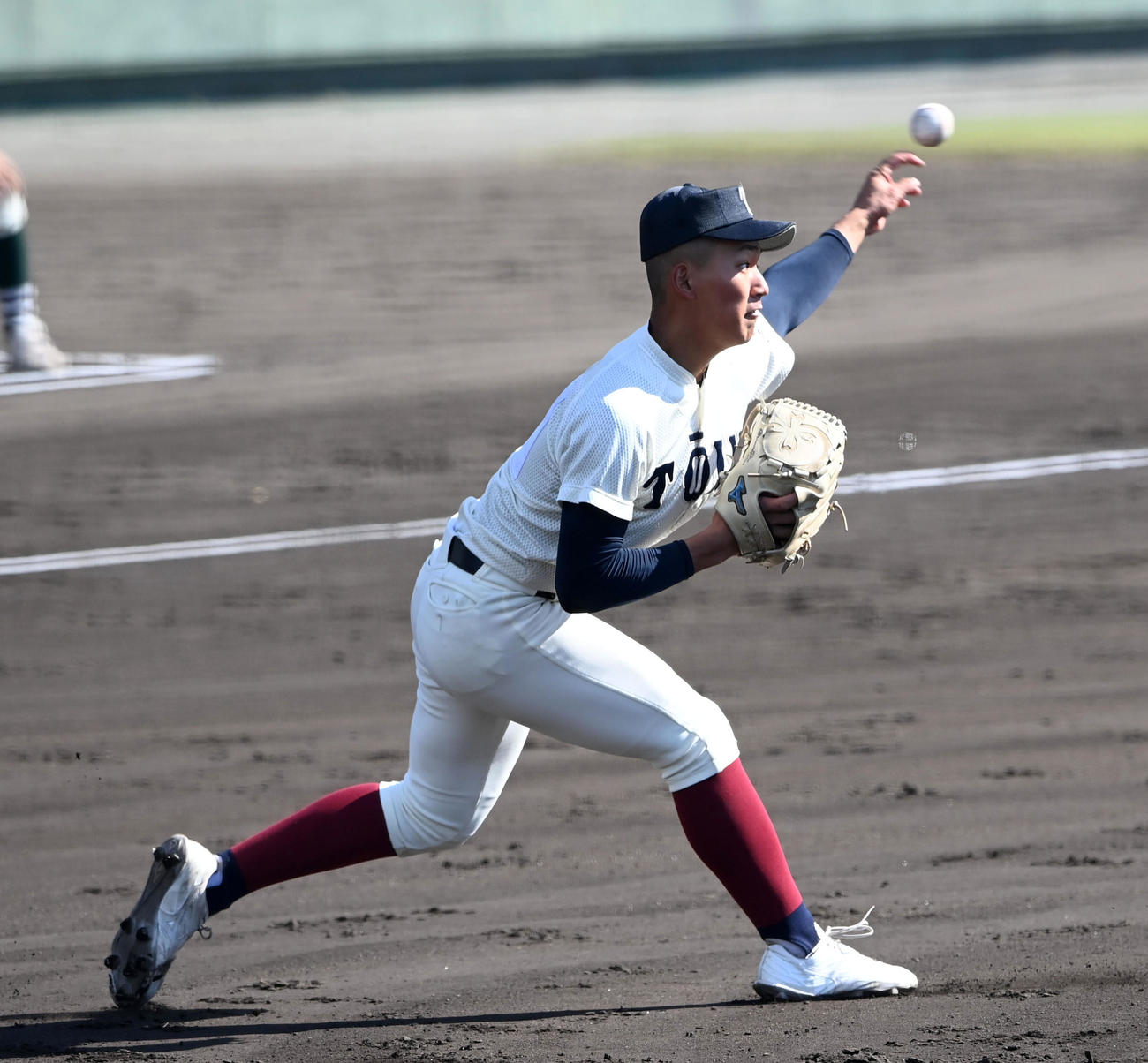 大阪桐蔭対報徳　3回表報徳無死一塁、間木の送りバントを二塁に送球、封殺した大阪桐蔭先発の前田（撮影・前岡正明）