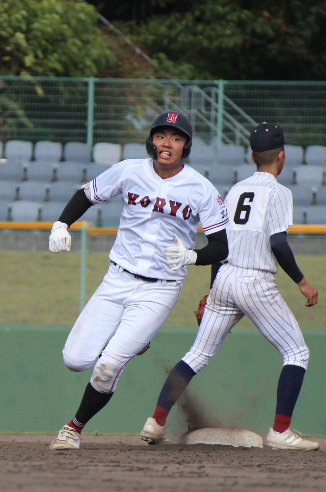 広陵対鳥取城北　8回裏、右翼線に同点の2点三塁打を放ち二塁を回る広陵・真鍋慧＝2022年11月5日（撮影・柏原誠）