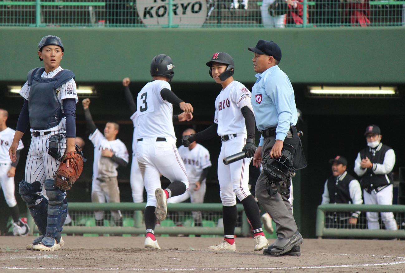 広陵対鳥取城北　8回裏、広陵・小林隼翔の決勝打で生還する真鍋慧と拍手する中井哲之監督（右）（撮影・柏原誠）